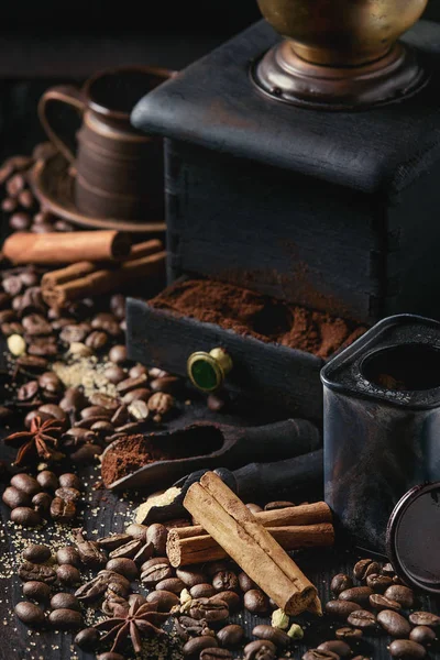 Chicchi di caffè nero con spezie — Foto Stock