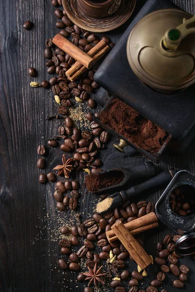 Granos de café negros con especias —  Fotos de Stock