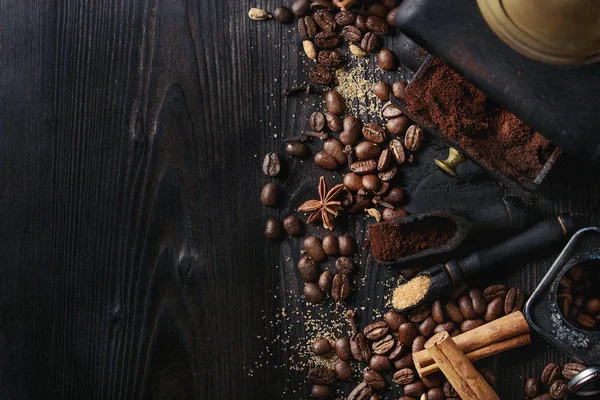 Zwarte koffie bonen met kruiden — Stockfoto