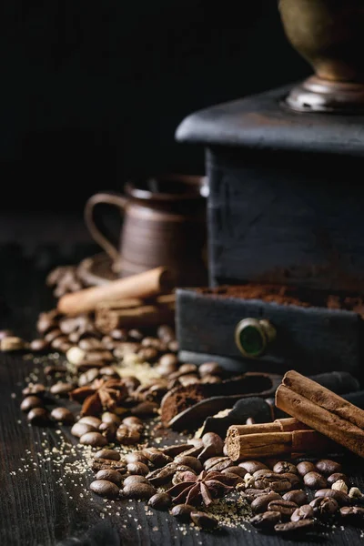 Zwarte koffie bonen met kruiden — Stockfoto