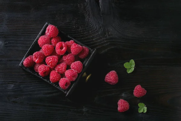 Raspberry segar dalam kotak — Stok Foto