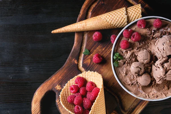 Helado de chocolate con frambuesas —  Fotos de Stock