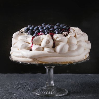 Yaban mersini ile beze pasta Pavlova