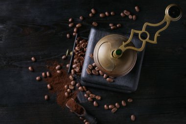 Siyah üzerine kavrulmuş kahve çekirdekleri