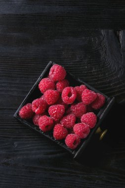 Kutusunda taze frambuaz