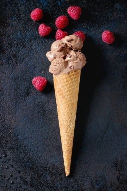 Ahududu ile Çikolatalı dondurma