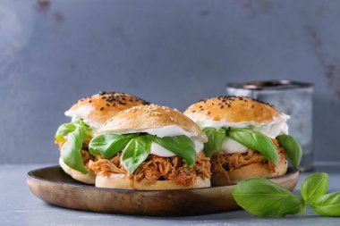 Ev yapımı mini hamburger çekti tavuk