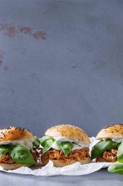 Ev yapımı mini hamburger çekti tavuk