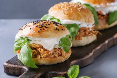 Ev yapımı mini hamburger çekti tavuk