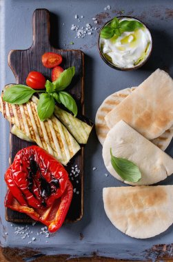 Pita ekmeği sandviç için malzemeler