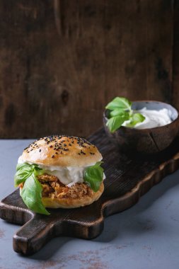 Ev yapımı mini hamburger çekti tavuk