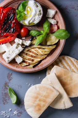 Pita ekmeği sandviç için malzemeler