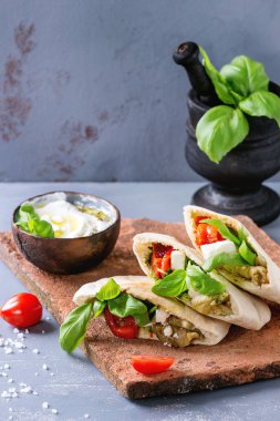 Sebzeli pide ekmeği sandviç