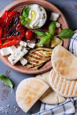 Pita ekmeği sandviç için malzemeler