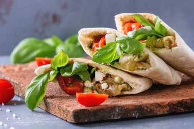 Sebzeli pide ekmeği sandviç