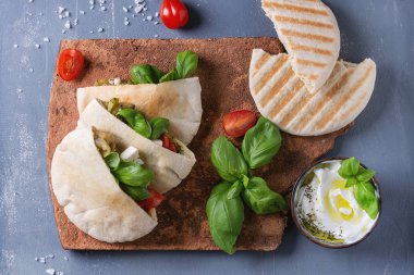 Sebzeli pide ekmeği sandviç