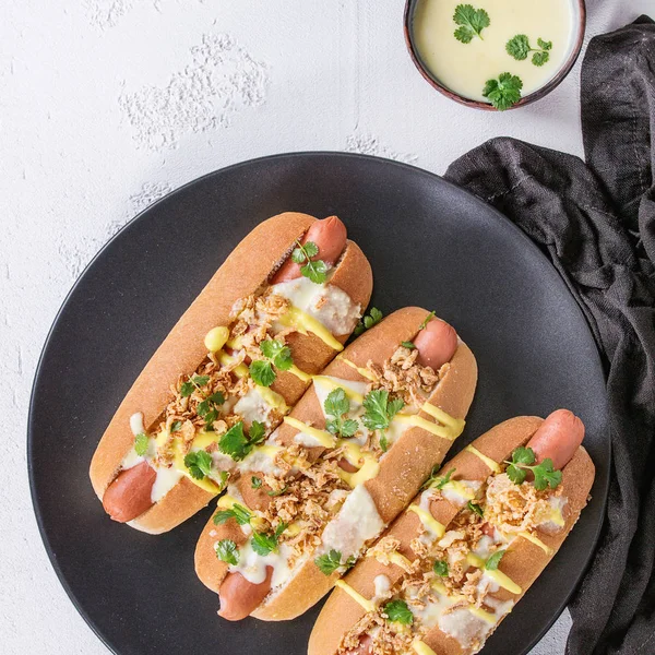 Hot dog con salsa di formaggio e senape — Foto Stock