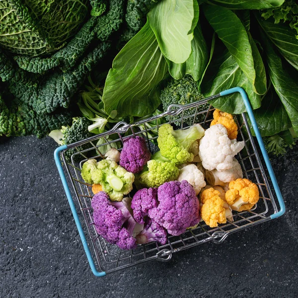 Ensaladas verdes, col, verduras de colores — Foto de Stock