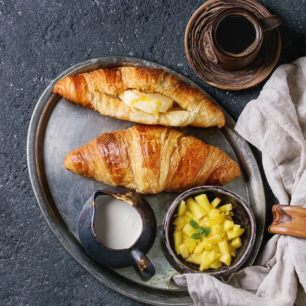 Café da manhã com croissant e manga — Fotografia de Stock