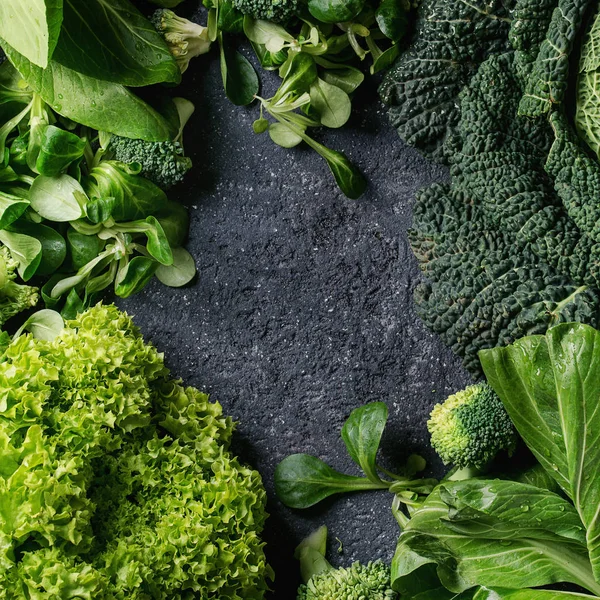 Grüne Salate und Kohl — Stockfoto