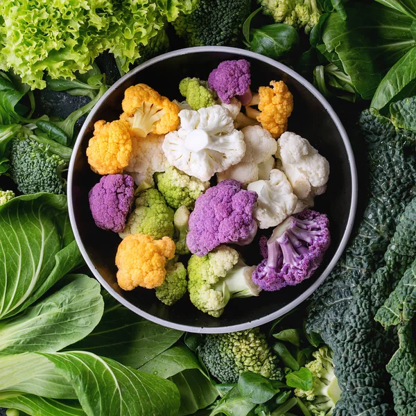 Зелені салати, капуста, барвисті овочі — стокове фото