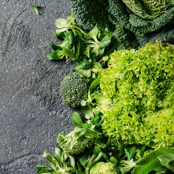 Зелені салати і капуста — стокове фото