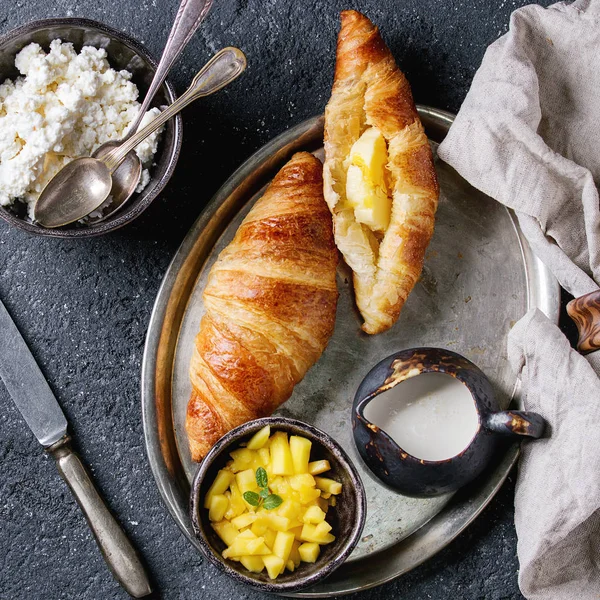 Café da manhã com croissant e manga — Fotografia de Stock