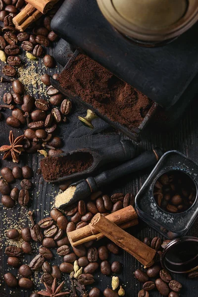 Schwarze Kaffeebohnen mit Gewürzen — Stockfoto