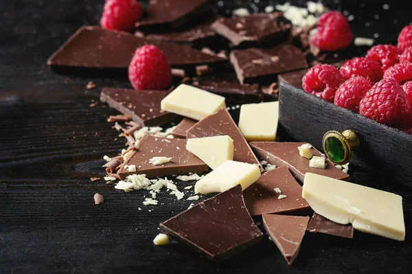 Разнообразие нарезания шоколада малиной — стоковое фото