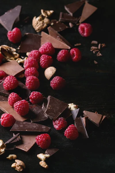 Variety of chopping chocolate with raspberries — Stock Photo, Image