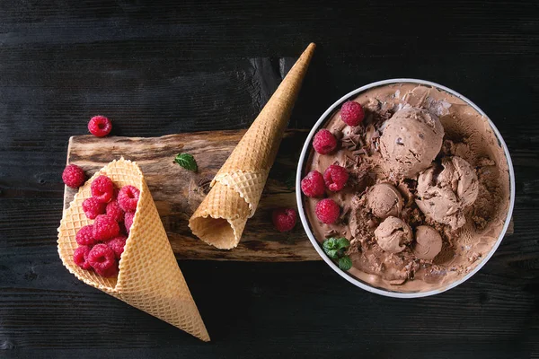 Sorvete de chocolate com framboesas — Fotografia de Stock