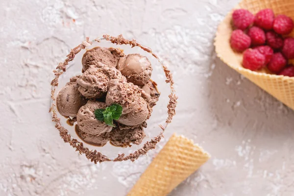 Шоколадное мороженое с малиной — стоковое фото