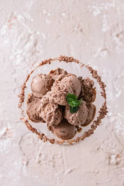 Helado de chocolate con frambuesas —  Fotos de Stock