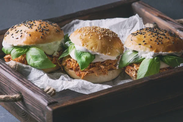 Mini hambúrgueres caseiros com frango puxado — Fotografia de Stock