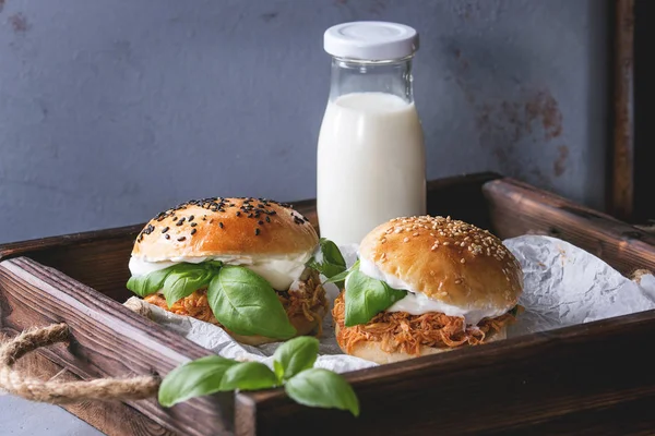 Mini hamburguesas caseras con pollo tirado — Foto de Stock