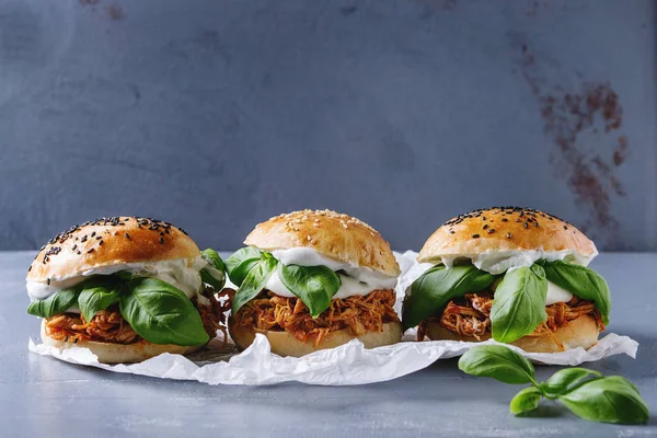 Mini hambúrgueres caseiros com frango puxado — Fotografia de Stock