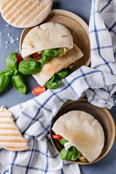 Sandwiches de pan de pita con verduras —  Fotos de Stock