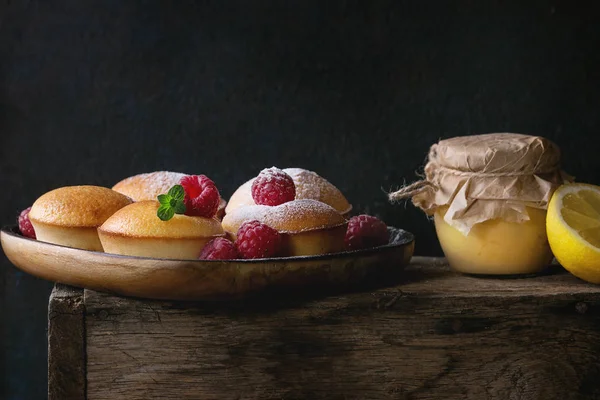 Bolos de limão com framboesas — Fotografia de Stock