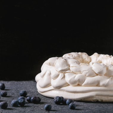 Yaban mersini ile Pavlova için beze