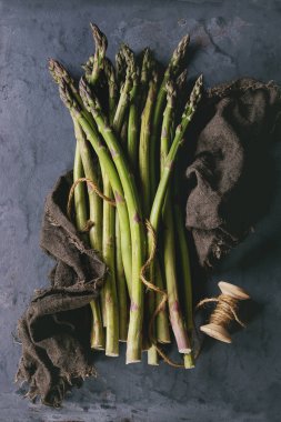 Bohça-in genç yeşil kuşkonmaz