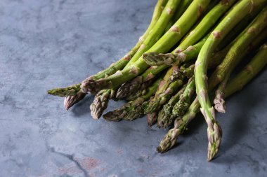 Bohça-in genç yeşil kuşkonmaz