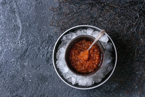 Tigela de caviar vermelho — Fotografia de Stock