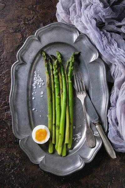 Cooked green asparagus with egg — Stock Photo, Image