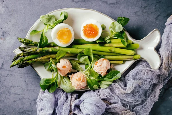 Groene asperges met ei gekookt — Stockfoto