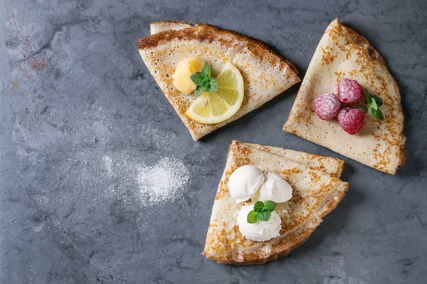 Sweet crepes pancake dengan isian yang berbeda — Stok Foto