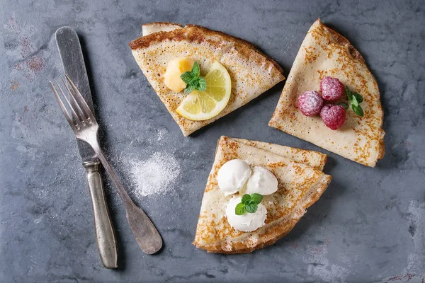 Sweet crepes pancake dengan isian yang berbeda — Stok Foto