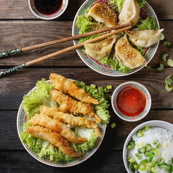 Smażone krewetki tempura z sosami — Zdjęcie stockowe