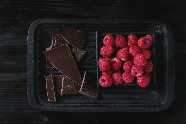 Škála krájení čokolády s malinami — Stock fotografie