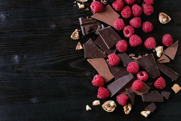 Škála krájení čokolády s malinami — Stock fotografie