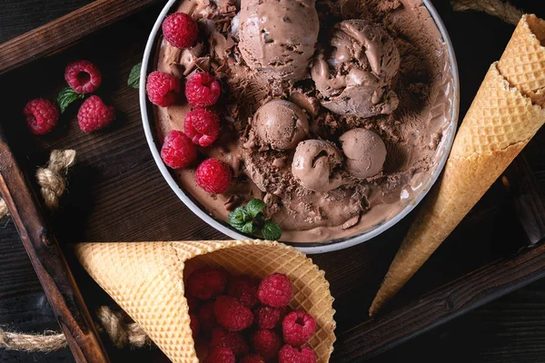 巧克力冰淇淋与覆盆子 — 图库照片